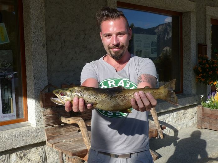 Jolie truite fario prise par notre ami pêcheur de Champex Mr. Graber Gary, comme amorces des tébos.