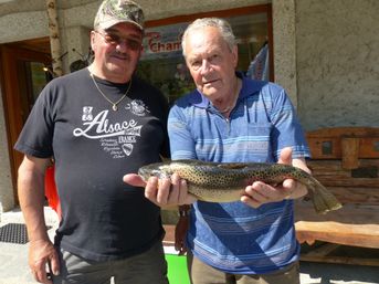 A gauche le loup blanc du Valais Gérard Glassey.A droite Perrin Jean-Denis de Champéry avec une truite fario de 41 cm et 950gr.Pêchée au plomb de fond avec des teignes sur un fil de 20%. Bravo !!

