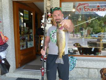 Garry Graber et sa belle truite fario. Bravo !