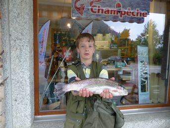 Truite Arc-en-ciel de 40 cm et 800gr.
Bravo au jeune pêcheur Amaury.