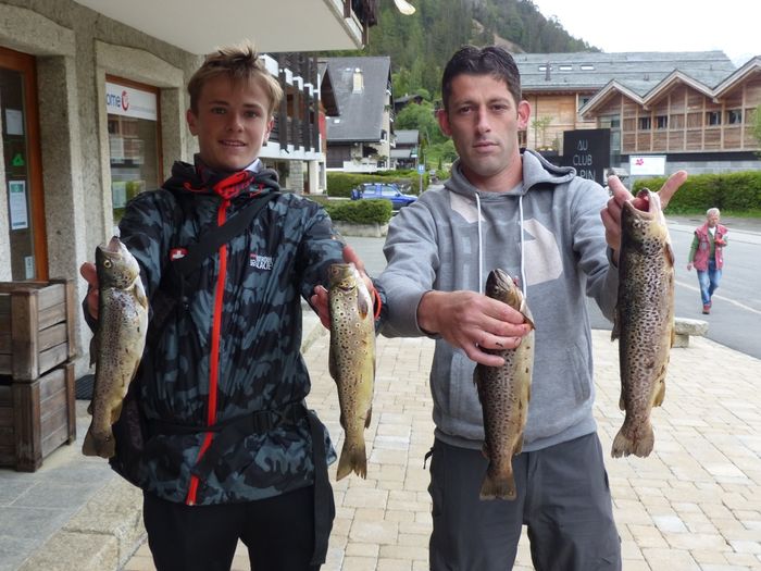 Les pêcheurs Sacha Penta à droite et Luca Bloyet avec 4 jolies farios dont une de 43cm pour 900 gr et une de 37 cm et 670gr pêchée avec poisson nageur Fanatic 65mm imitation truite le 6 juin 2020. Bravo à ses heureux pêcheurs du Lac de Champex.