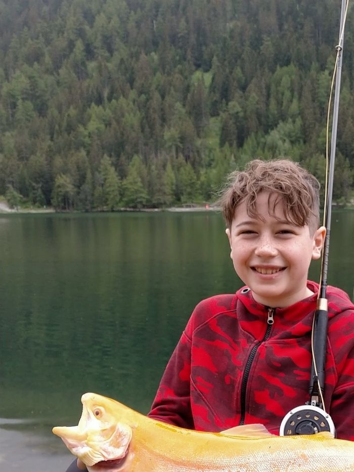 Encore un exploit à Champex -Lac où les grosses truites sont monnaies courantes. Le jeune pêcheur Julien Di Natale 12 ans de Praz de Fort à pêché une superbe Aguabonita de 59,4cm et 2,8 kg
avec une canne à mouche. Bravo à Julien avec  tous ses nouveaux jeunes pêcheurs autour du lac, la relève est assurée.